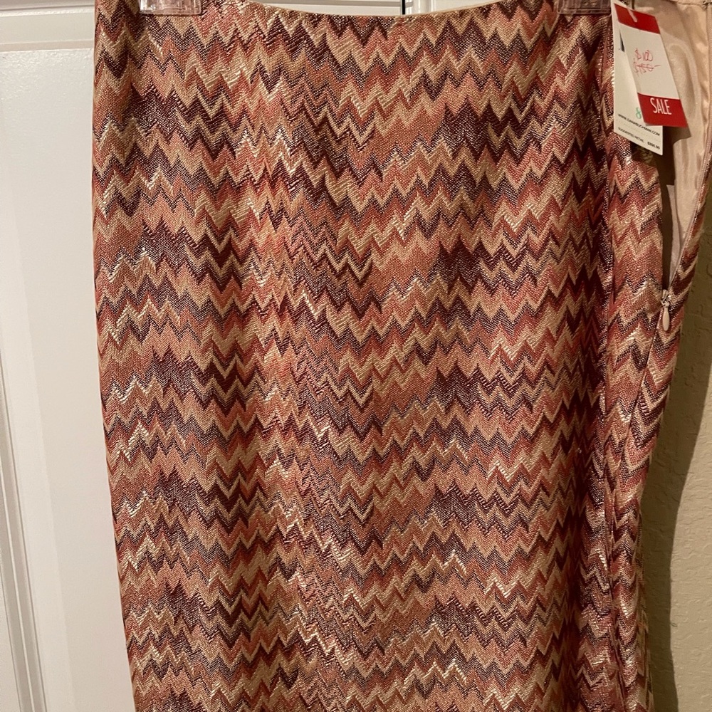 Beautiful skirt by Dana Buchman. Rich colors.